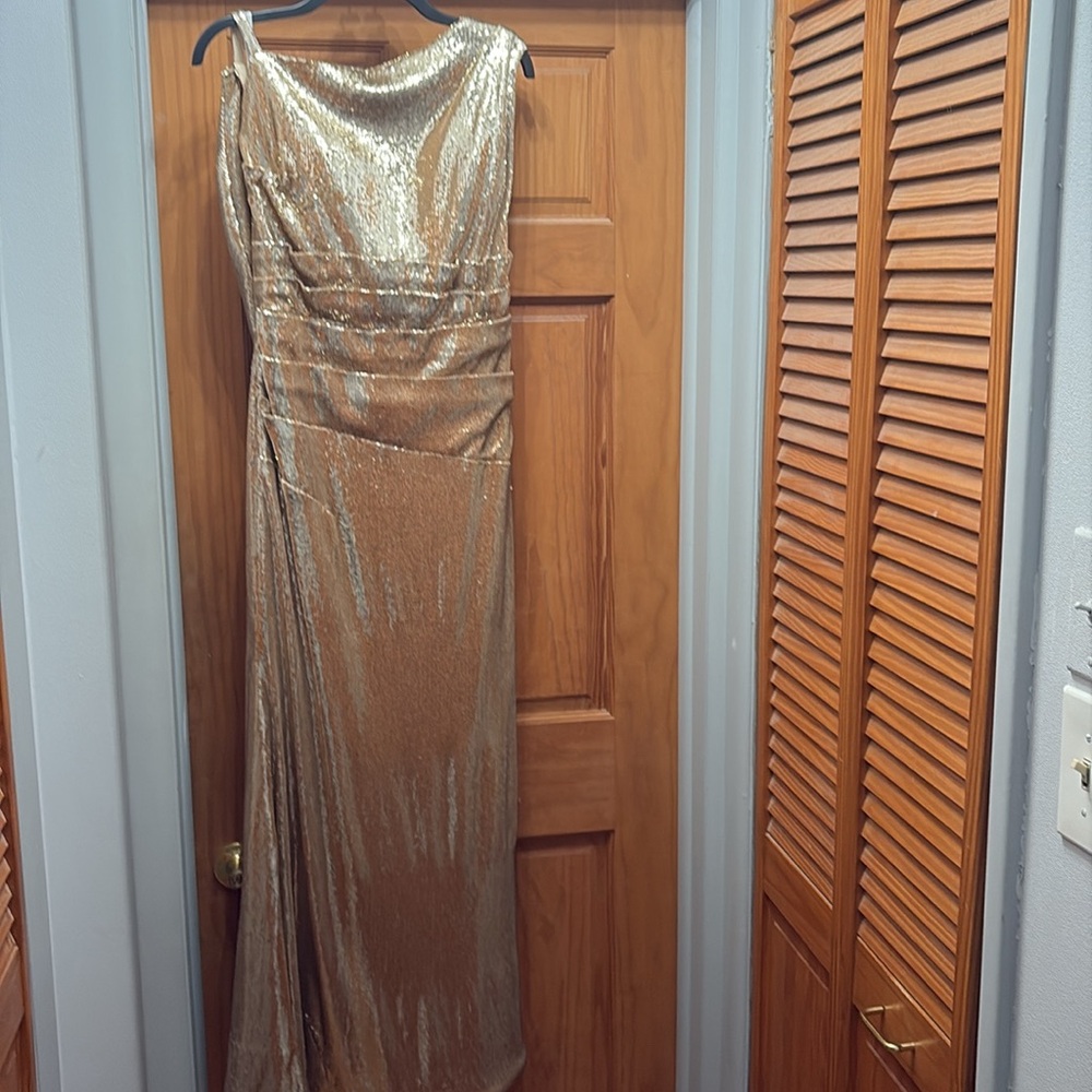 Gold evening gown - Picture 6 of 10